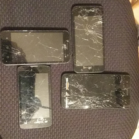 Broken cell phones for parts. - Picture 1 of 3